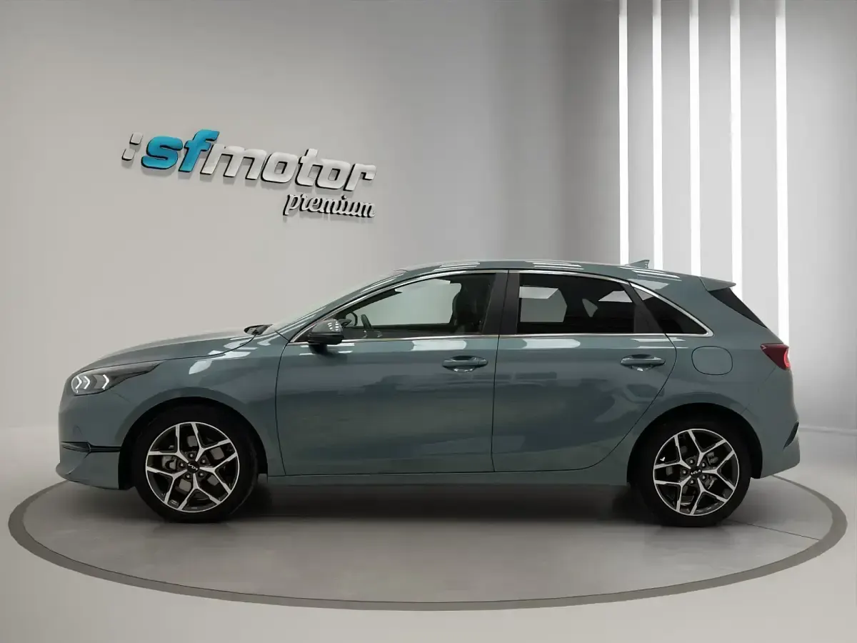 Usado Kia Ceed 136 CV (100 kW) 2023 Azul Utilitario