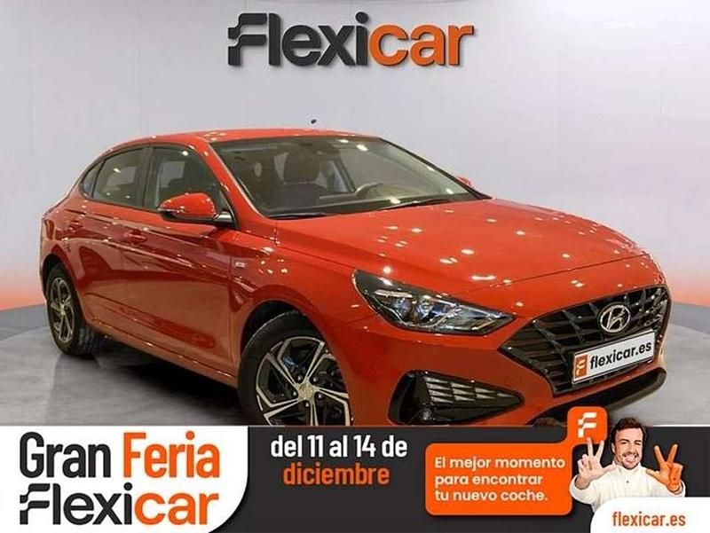 Rojo Usado 2021 Hyundai i30 Berlina | 18.490 € (Buen precio) - Imagen 1/4
