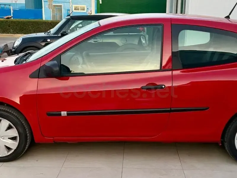 Usado Renault Clio II Authentique 75 CV (55 kW) 2010 Rojo Berlina