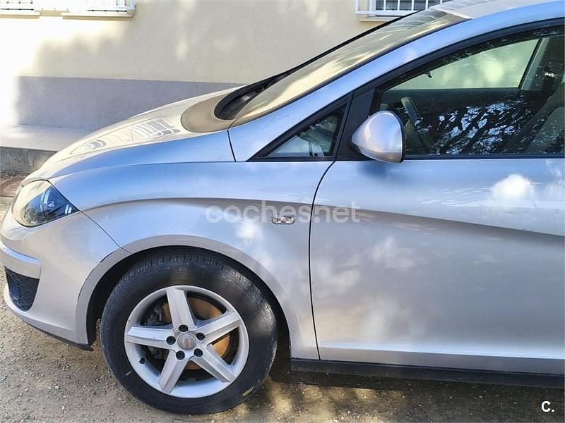 Usado Seat Altea Ecomotive 105 CV (77 kW) 2010 Gris / plata Monovolumen