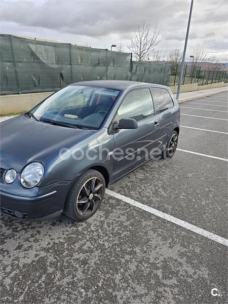 Usado VW Polo Highline 100 CV (73 kW) 2004 Gris / plata Utilitario