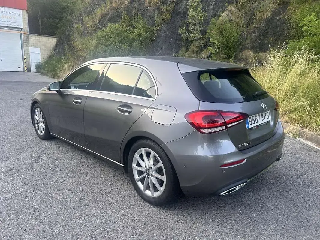 Usado Mercedes A180 109 CV (80 kW) 2017 Gris Utilitario