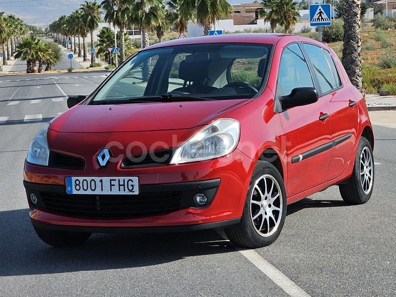 Rojo Usado 2007 Renault Clio II Authentique Berlina | 4900 € (Precio justo) - Imagen 1/4