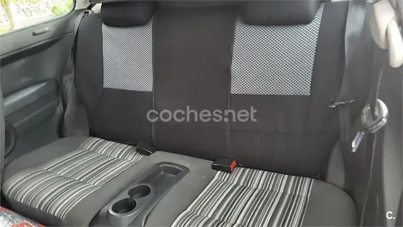 Usado VW Fox 75 CV (55 kW) 2005 Gris / plata Utilitario