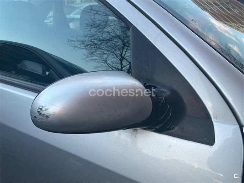 Usado Ford Focus Ghia 100 CV (73 kW) 2002 Gris / plata Berlina