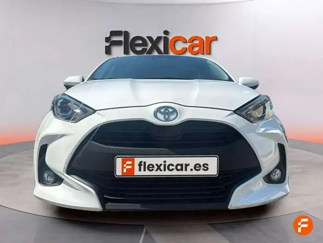 Usado Toyota Yaris Active 116 CV (85 kW) 2025 Blanco Utilitario