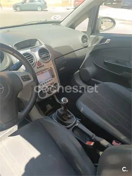 Usado Opel Corsa Selective 95 CV (69 kW) 2012 Negro Utilitario