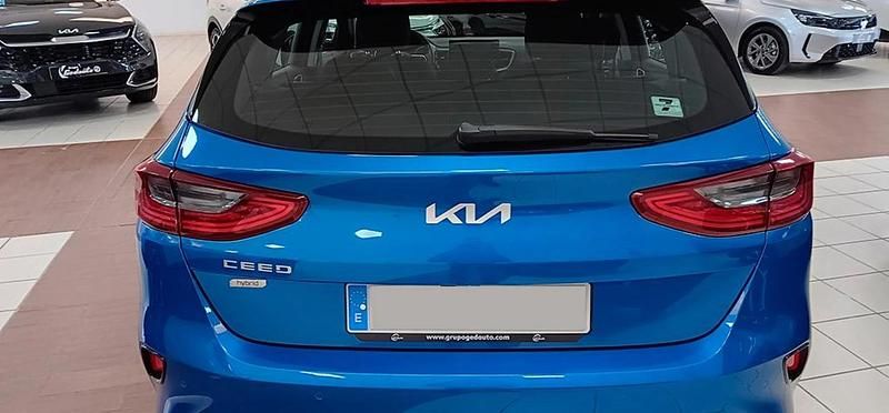 Usado Kia Ceed 136 CV (100 kW) 2024 Blue flame Utilitario