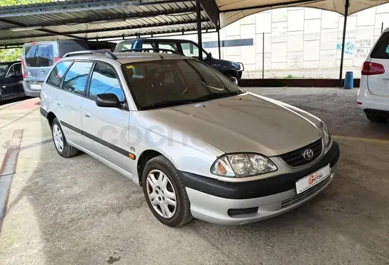 Usado Toyota Avensis Terra 110 CV (80 kW) 2000 Gris / plata Familiar