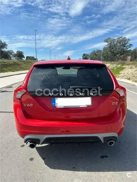 Usado Volvo V60 R-Design Momentum 150 CV (110 kW) 2018 Rojo Familiar