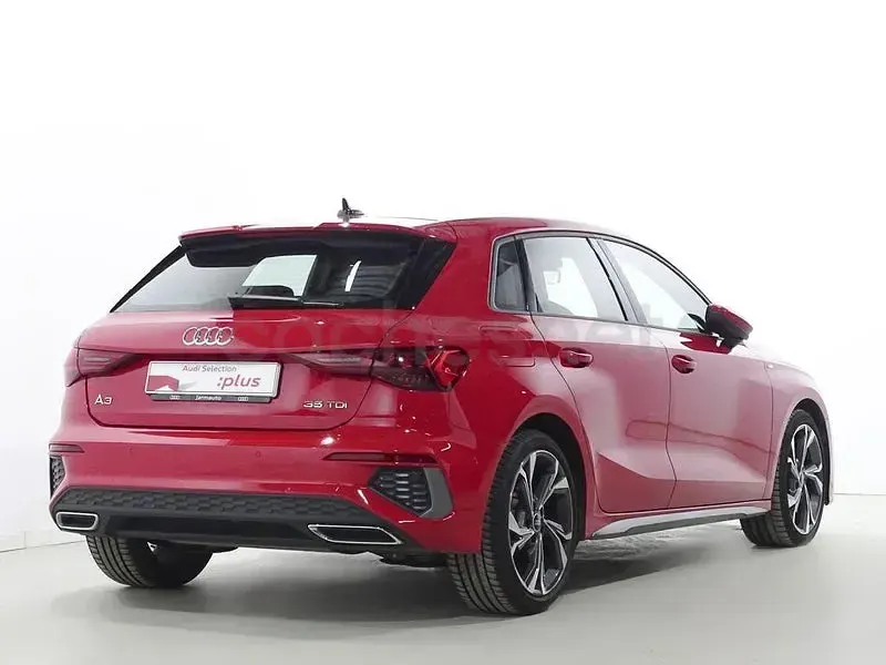 Usado Audi A3 150 CV (110 kW) 2023 Rojo Berlina