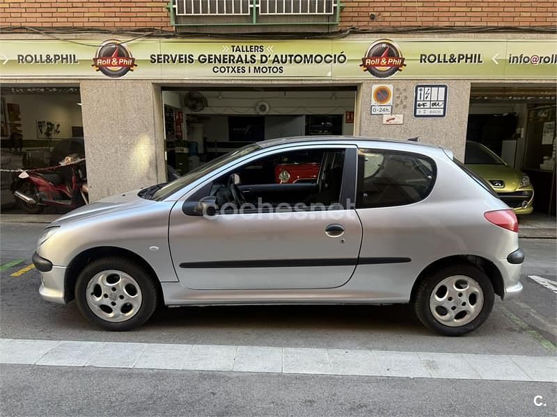 Usado Peugeot 206 75 CV (55 kW) 2001 Gris / plata Berlina