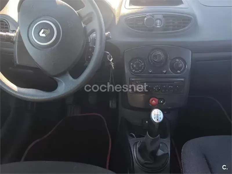 Usado Renault Clio III Collection 75 CV (55 kW) 2013 Rojo Berlina