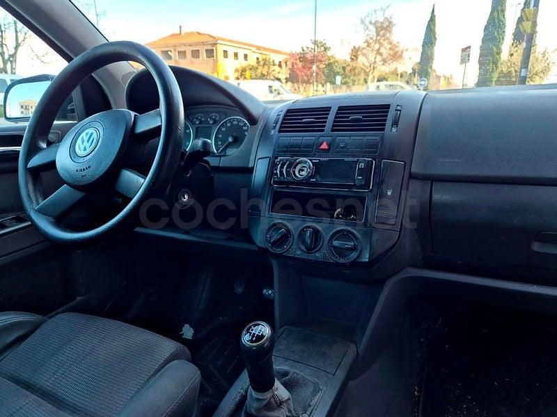 Usado VW Polo Highline 100 CV (73 kW) 2004 Negro Utilitario