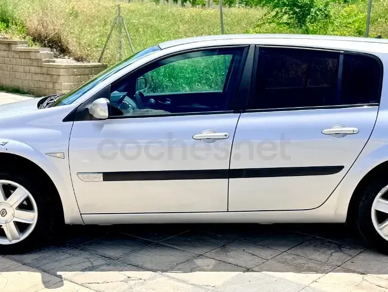 Usado Renault Mégane Authentique 115 CV (84 kW) 2005 Gris / plata Berlina