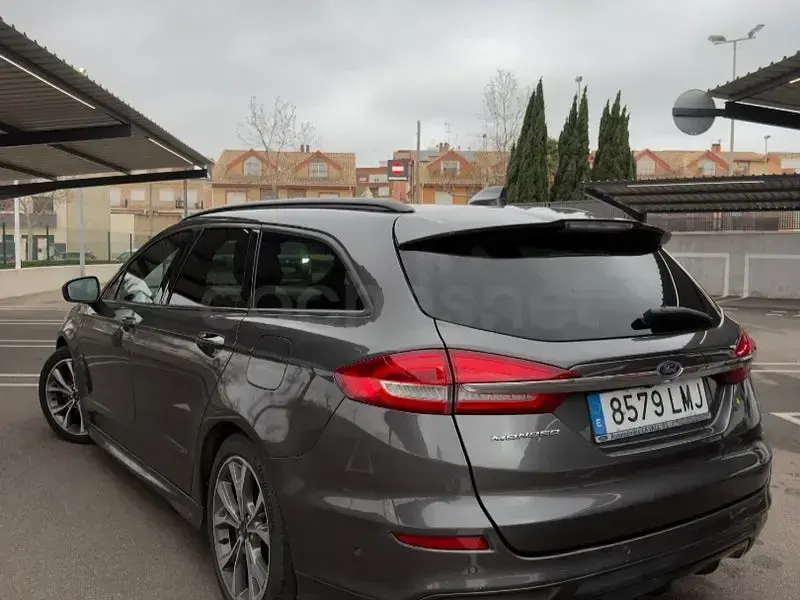 Usado Ford Mondeo ST-Line 150 CV (110 kW) 2021 Gris / plata Familiar