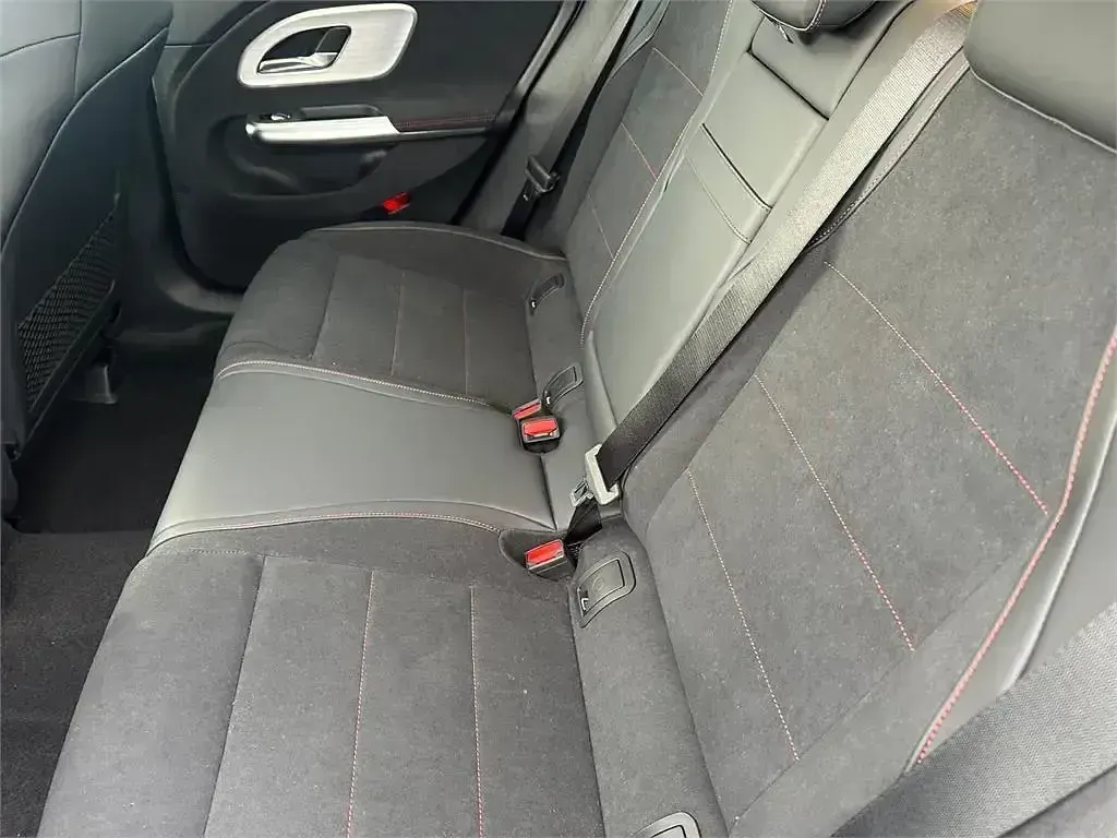 Usado Mercedes CLA180 136 CV (100 kW) 2026 Gris Berlina
