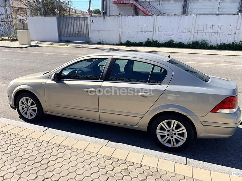Usado Opel Astra Edition 110 CV (80 kW) 2010 Gris / plata Berlina