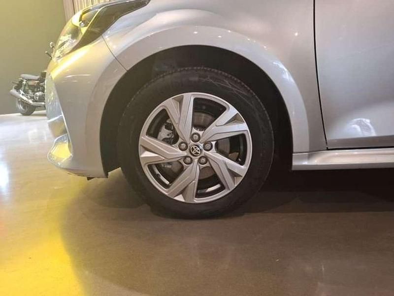 Usado Toyota Yaris Hybrid 92 CV (67 kW) 2025 Plateado Berlina