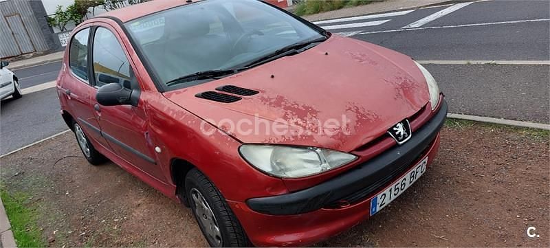 Usado Peugeot 206 75 CV (55 kW) 2001 Granate Berlina
