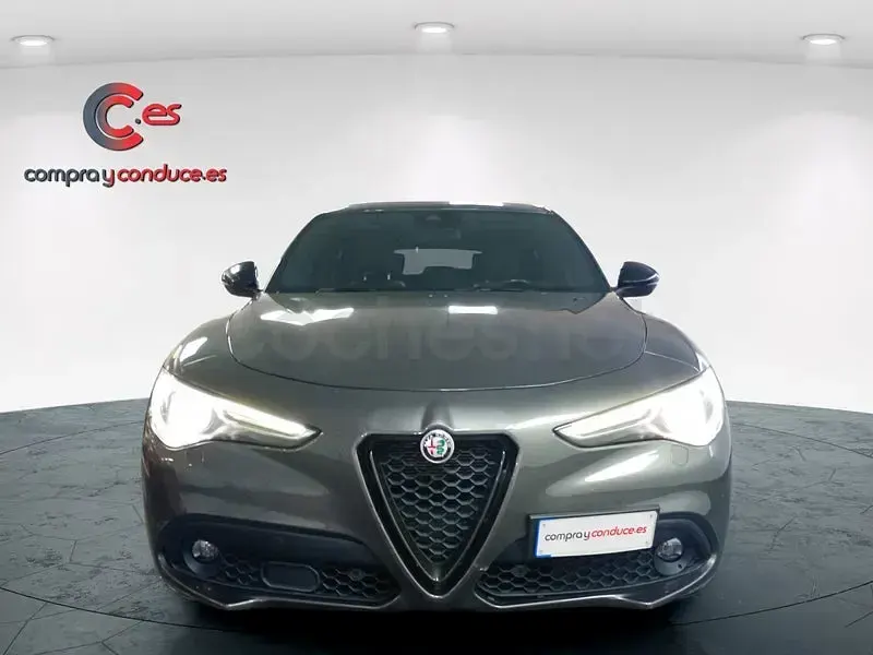 Usado Alfa Romeo Stelvio Veloce 210 CV (154 kW) 2022 Gris / plata SUV