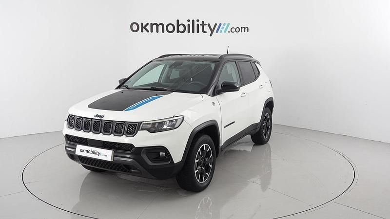 Usado Jeep Compass Trailhawk 240 CV (176 kW) 2022 Blanco alpine + techo negro SUV
