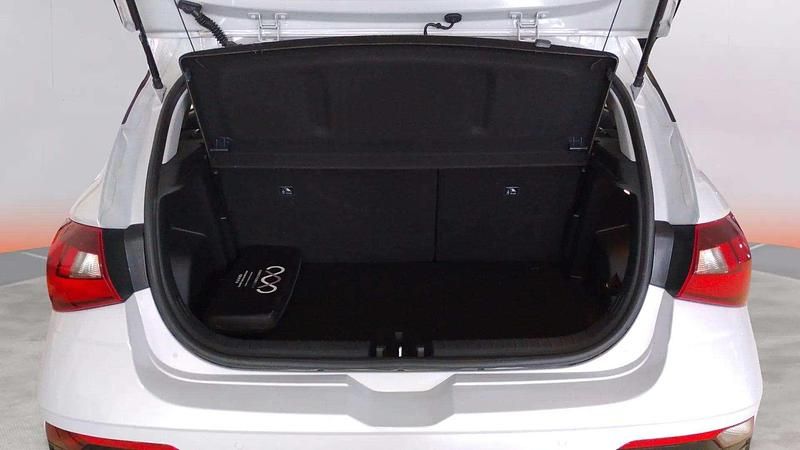 Usado Hyundai i20 101 CV (74 kW) 2024 Gris Utilitario