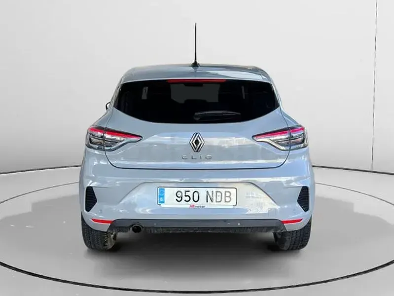 Usado Renault Clio V Evolution 100 CV (73 kW) 2025 Gris / plata Berlina
