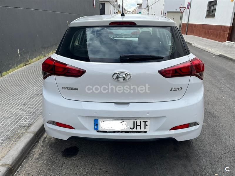 Usado Hyundai i20 84 CV (61 kW) 2015 Blanco Berlina