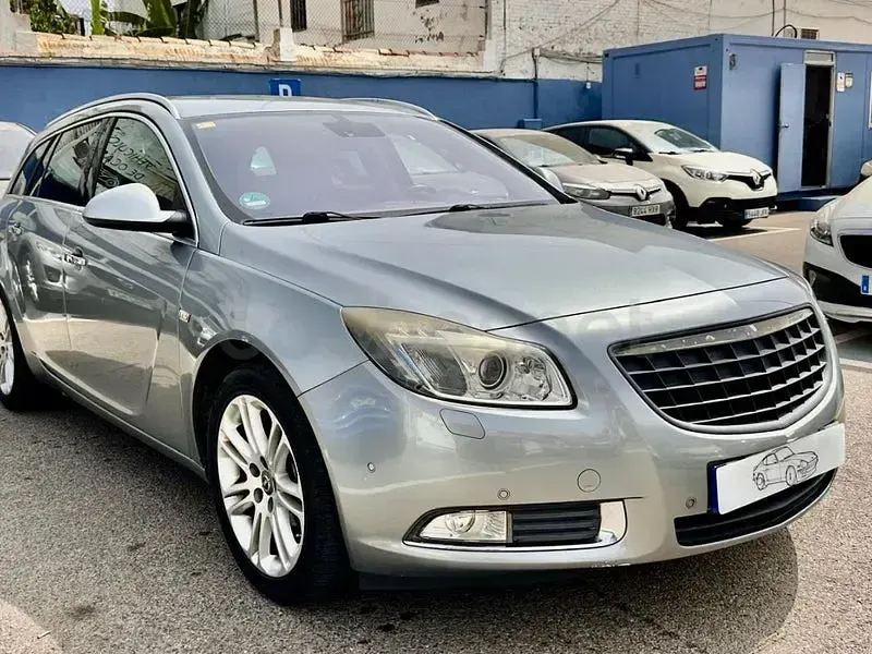 Usado Opel Insignia Cosmo 220 CV (161 kW) 2010 Gris / plata Familiar