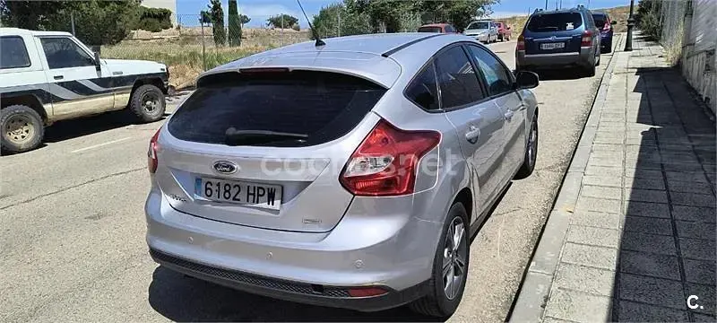 Usado Ford Focus Trend 125 CV (91 kW) 2013 Gris / plata Berlina