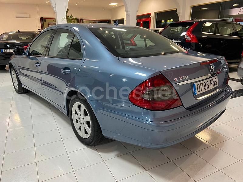 Usado Mercedes E220 Classic 170 CV (125 kW) 2007 Azul Berlina