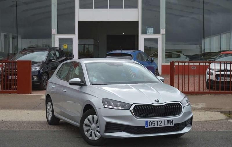 Usado Skoda Fabia Active 80 CV (58 kW) 2022 Gris / plata Utilitario