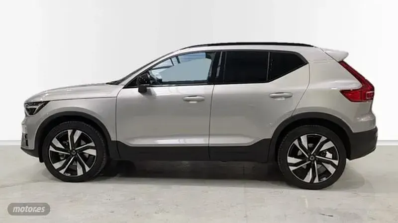 Usado Volvo XC40 Plus 163 CV (119 kW) 2024 Plateado SUV