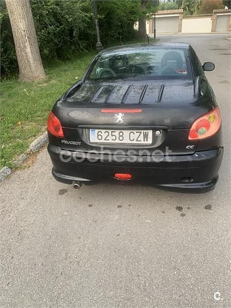 Usado Peugeot 206 110 CV (80 kW) 2004 Negro Descapotable