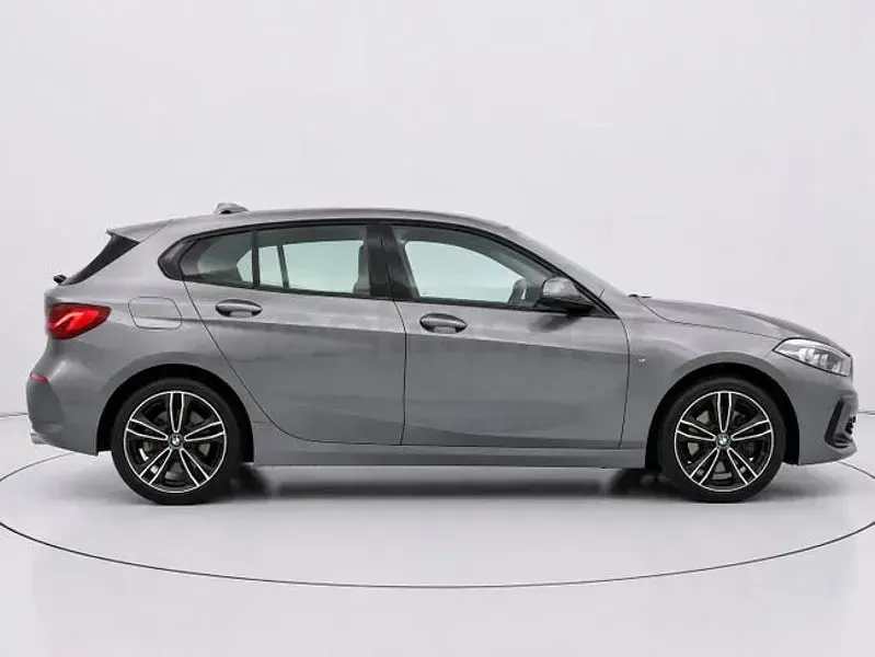 Usado BMW 118 Comfort Edition 136 CV (100 kW) 2022 Gris / plata Utilitario