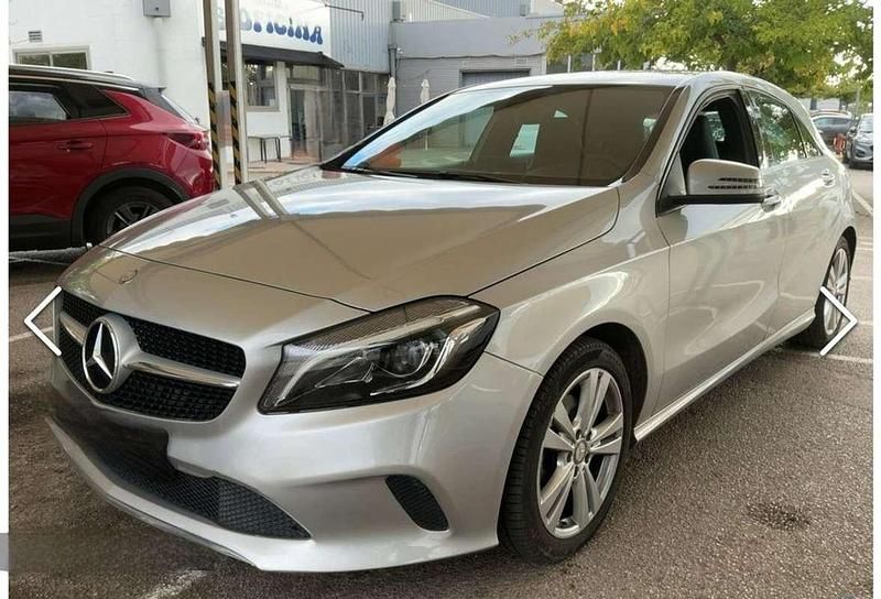 Usado Mercedes A180 122 CV (89 kW) 2017 Gris Utilitario