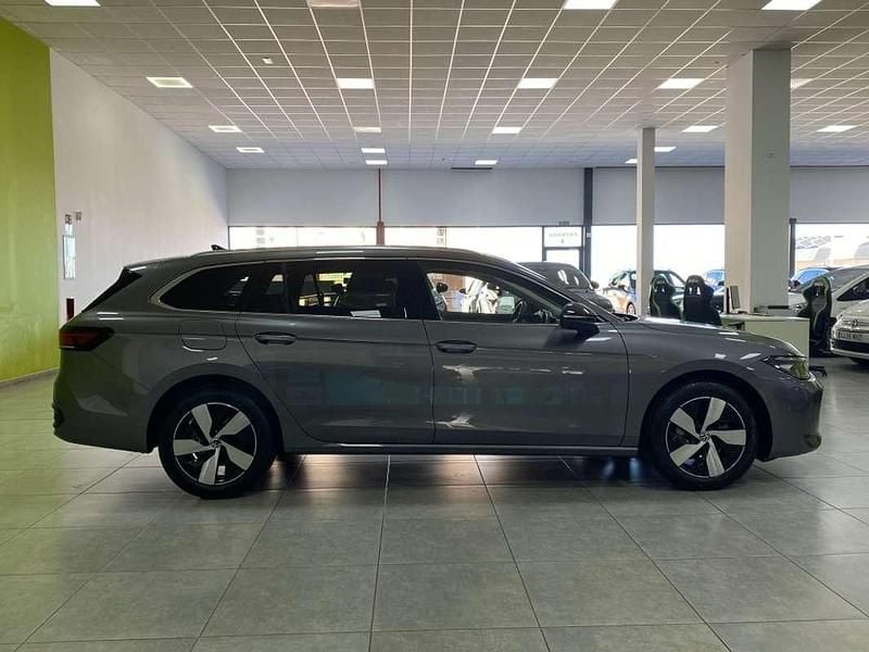 Usado VW Passat Business 150 CV (110 kW) 2024 Gris Familiar
