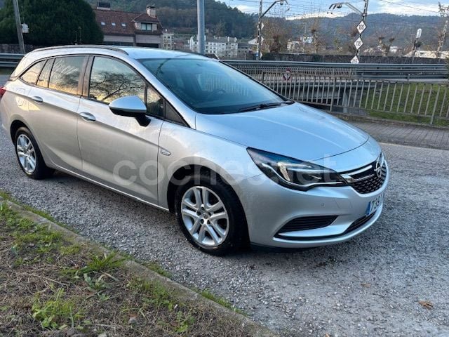 Usado Opel Astra Selective 110 CV (80 kW) 2019 Gris / plata Familiar
