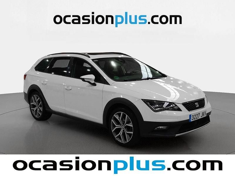 Usado Seat Leon 110 CV (80 kW) 2015 Blanco Familiar