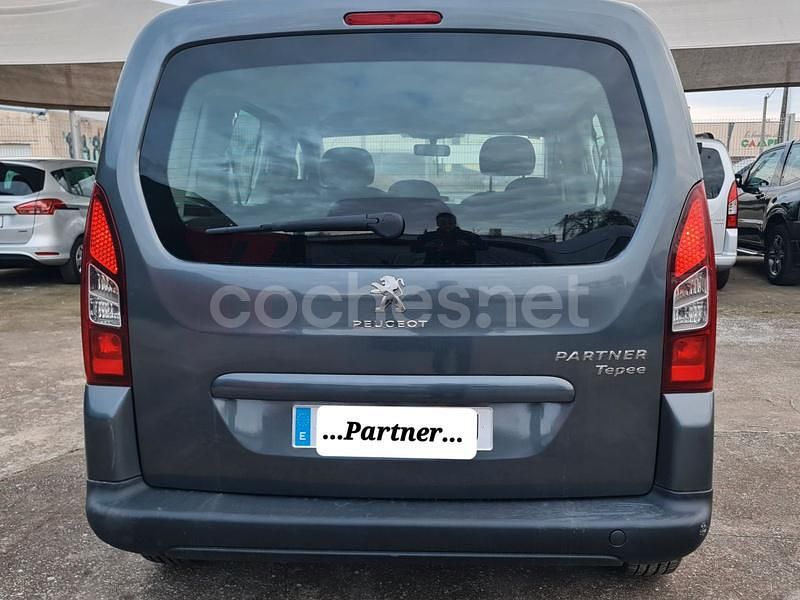 Usado Peugeot Partner Tepee Active 92 CV (67 kW) 2015 Gris / plata Monovolumen