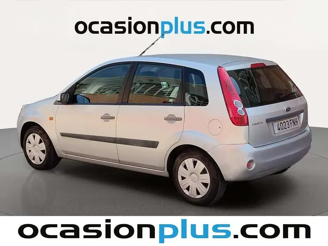 Usado Ford Fiesta 80 CV (58 kW) 2007 Gris Utilitario