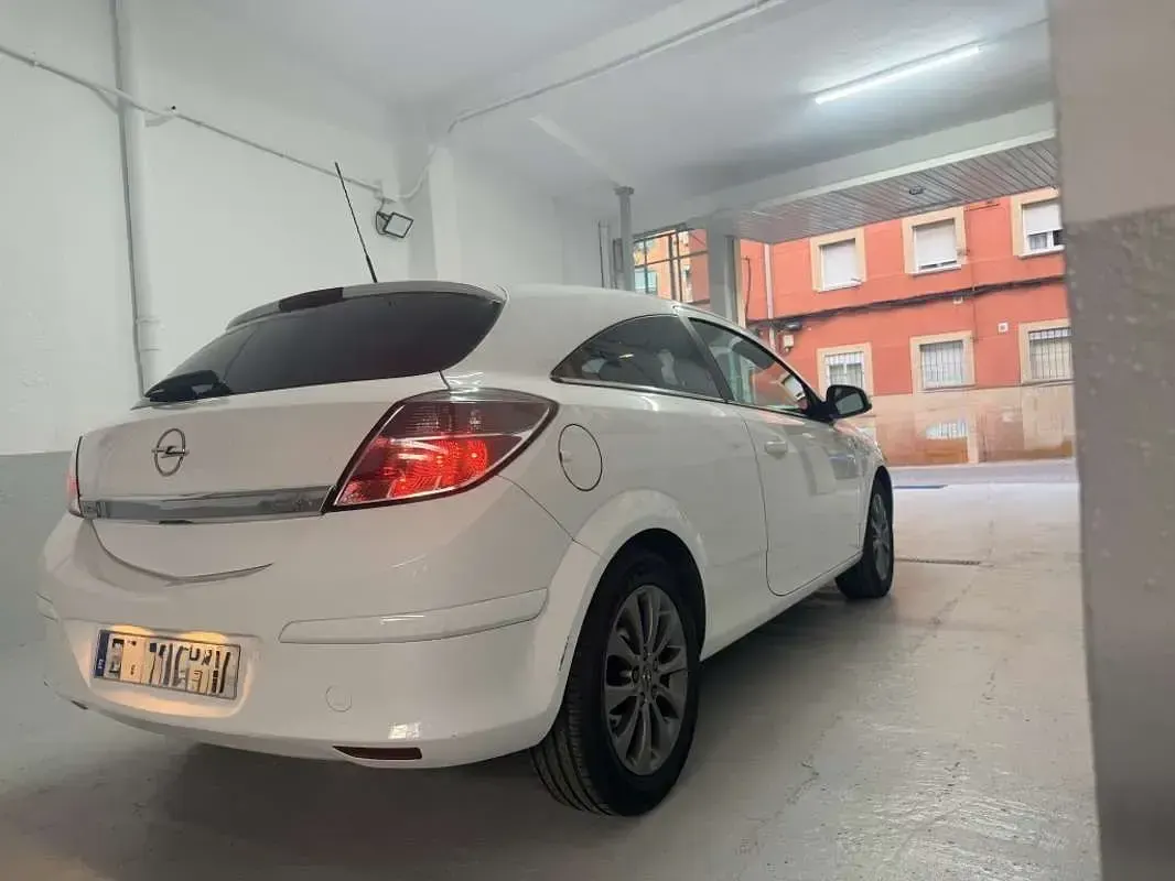 Usado Opel Astra 110 CV (80 kW) 2010 Blanco Coupe
