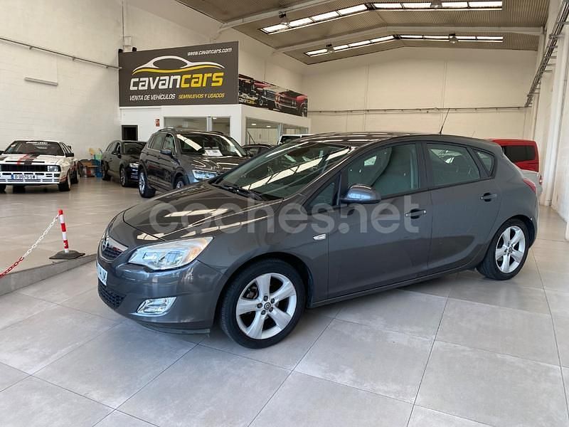 Gris / plata Usado 2012 Opel Astra Selective Berlina | 5300 € (Precio justo) - Imagen 1/4