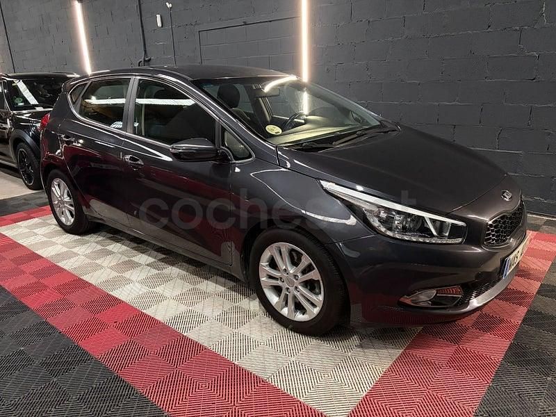 Gris / plata Usado 2012 Kia Ceed GT Berlina | 7490 € (Un poco caro) - Imagen 1/4