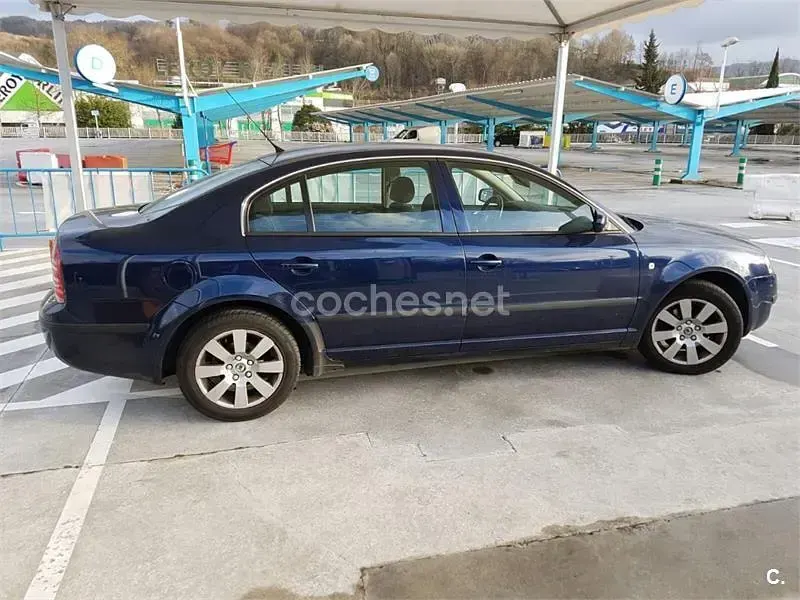 Usado Skoda Superb Comfort 130 CV (95 kW) 2004 Azul Berlina