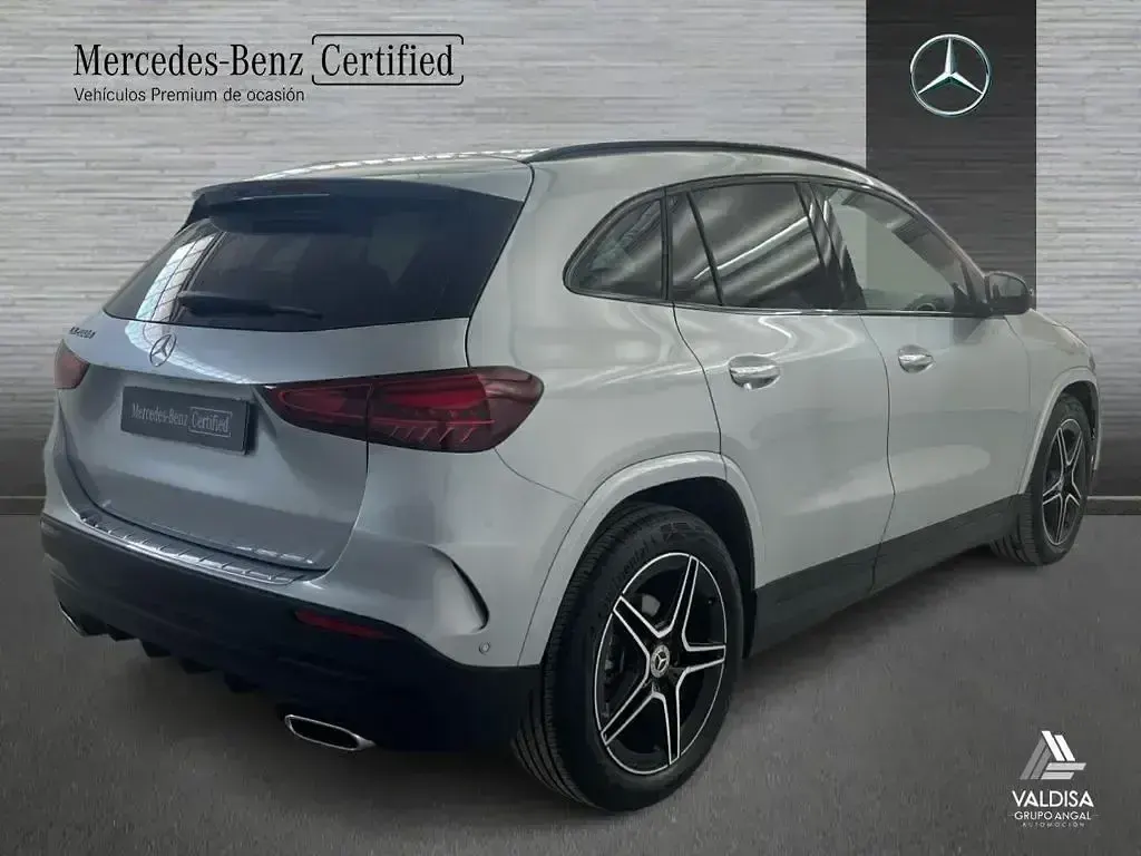 Usado Mercedes GLA200 AMG line 150 CV (110 kW) 2025 Plata hightech SUV