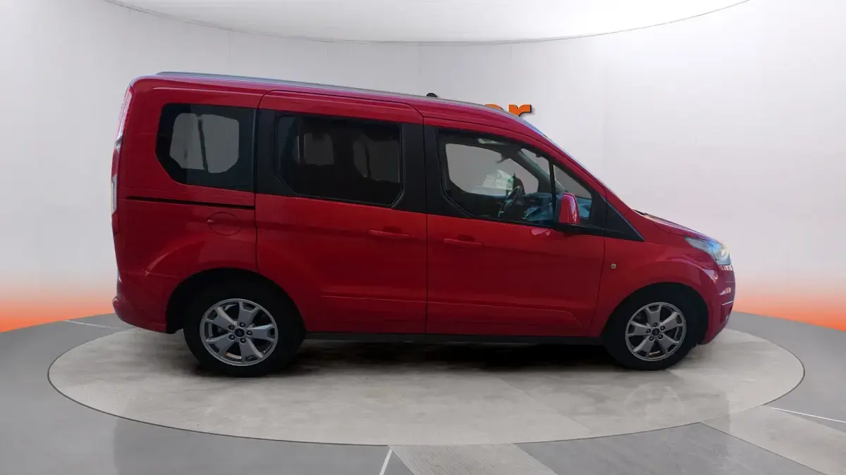 Usado Ford Tourneo Connect Trend 101 CV (74 kW) 2017 Rojo Monovolumen