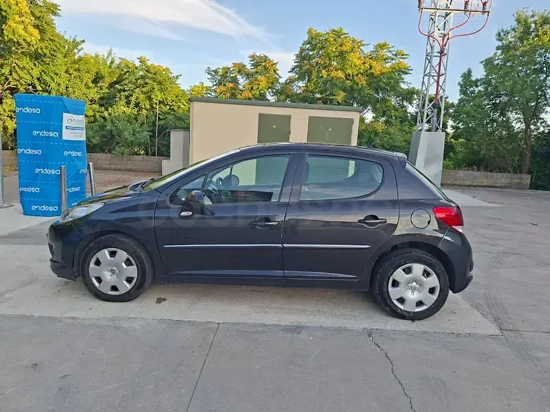 Usado Peugeot 207 Business-Line 75 CV (55 kW) 2012 Negro Berlina