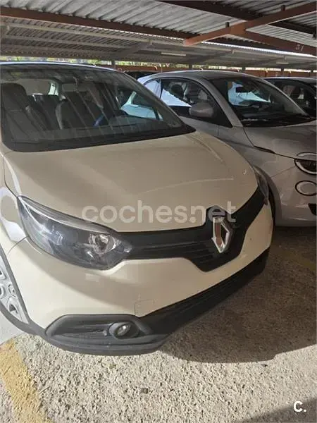 Usado Renault Captur Intens 90 CV (66 kW) 2015 Beige SUV